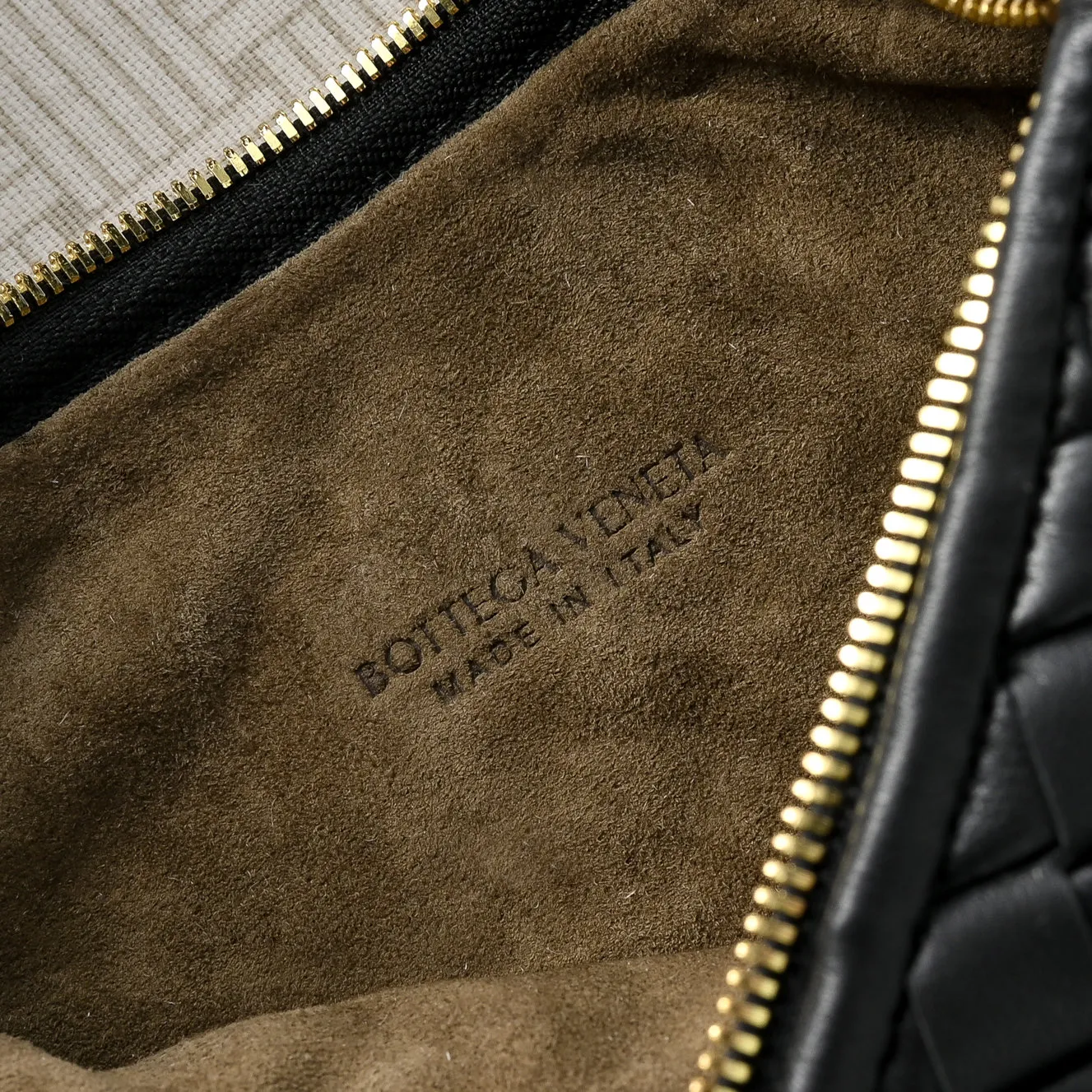Batch 1720 #BV New Veneta handbag ✨ The "ceiling of texture" bag in the woven bag world, so high-end that you can't help but look at it more ~ 🥰 Made of Nappa lambskin lntrecciato quilted weaving process ~ The texture is particularly stunning, soft but not collapsed, tough but not hard 🌟The bag body and handle are integrated and can be carried on the shoulder or by hand. It has just the right sense of laziness and casualness 🎈The capacity meets all the needs of commuting Just pull the zipper and pack up your own little world, feeling very at ease💚Veneta is a work that speaks for itself with texture🎀 Model: 6736 Size: 35x21x5